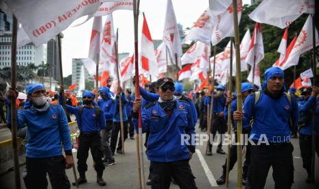 Massa yang tergabung dari berbagai elemen buruh melakukan aksi di kawasan Patung Kuda, Jakarta, Kamis (15/12/2022). Di antaranya mereka menolak omnibus law UU Cipta Kerja.