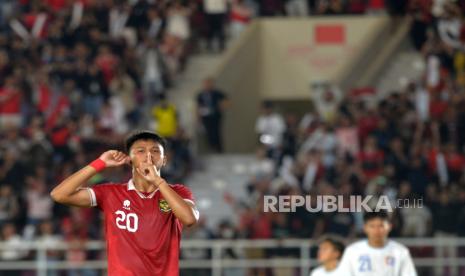 Selebrasi penyerang Timnas Sepak Bola Indonesia, Hokky Caraka. 