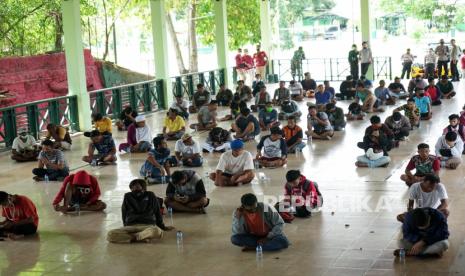 Sejumlah warga yang terjaring razia dikumpulkan di aula Yonif 713/Satya Tama, Kabupaten Gorontalo, Gorontalo, Kamis (23/07/2020). Polda Gorontalo bersama Kodim 1304 memberikan pembinaan, masker dan hand sanitizer kepada 69 warga yang terjaring razia agar selalu memperhatikan protokol kesehatan dalam beraktivitas. 