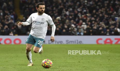 Bernardo Silva dari Manchester City beraksi selama pertandingan sepak bola Liga Primer Inggris antara Aston Villa dan Manchester City di Villa Park di Birmingham, Inggris, Rabu, 1 Desember 2021.