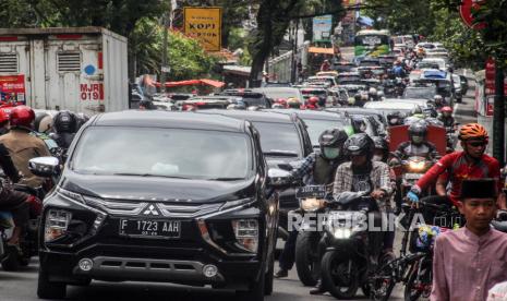 Sejumlah pengendara melintas di jalur wisata Puncak yang terpantau padat di Cipayung, Kabupaten Bogor, Jawa Barat. Badan Pengelola Transportasi Jabodetabek (BPTJ) Kementerian Perhubungan (Kemenhub) telah membuat kajian awal terkait kemungkinan pembangunan Kereta Gantung untuk mengatasi kemacetan di kawasan Puncak, Kabupaten Bogor. Untuk membangun moda transportasi massal berbasis rel di kawasan Puncak membutuhkan biaya tak kurang dari Rp 7,31 triliun.