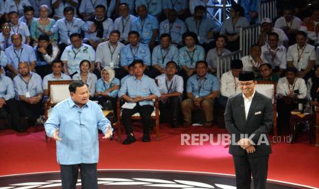 Capres nomor urut 2 Prabowo Subianto dan capres nomor urut 1 Anies Baswedan. Bawaslu menerima laporan terhadap Anies soal data lahan pribadi milik Prabowo.