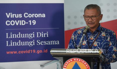 71 Tenaga Medis RS Mitra Keluarga Dinyatakan Negatif Corona. Foto:   Juru bicara pemerintah untuk penanganan COVID-19 Achmad Yurianto (kanan) memberikan keterangan terka melalui darah yang hasilnya dapat keluar lebih cepat, dapit penanganan virus corona di Graha BNPB, Jakarta, Rabu (18/3/2020). (ANTARA/Akbar Nugroho Gumay)