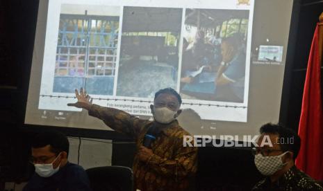 Komisioner Komnas HAM M.Choirul Anam menyampaikan keterangan kepada wartawan terkait hasil pemantauan dan penyelidikan Komnas HAM atas kasus kerangkeng manusia di kediaman Bupati Langkat nonaktif di Jakarta, Rabu (2/3/2022). Komnas HAM menemukan terdapat sedikitnya 26 bentuk kekerasan yang terjadi di dalam kerangkeng manusia dan menemukan sedikitnya 18 alat yang digunakan dalam melakukan kekerasan.Prayogi/Republika