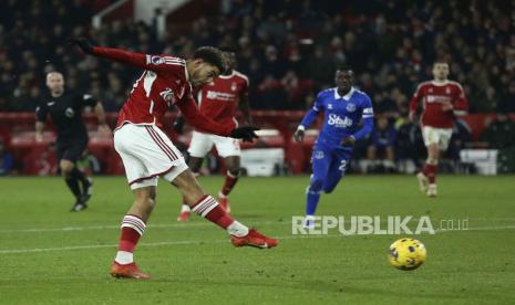 Laga Nottingham Forest dan Everton (biru) di Liga Primer Inggris (ilustrasi). Forest dan Everton terancam sanksi pengurangan poin karena aturan batas kerugian maksimum untuk klub Liga Primer Inggris. 