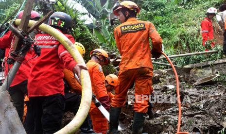 Sejumlah petugas Basarnas dan BPBD Kota Bogor melakukan pencarian korban tanah longsor di Gang Barjo, Kampung Kebon Jahe, Kelurahan Kebon Kelapa, Kota Bogor, Jawa Barat, Kamis (13/10/2022). Pemerintah Kota Bogor mencatat sebanyak delapan warga di kampung tersebut tertimbun tanah longsor saat hujan deras pada Rabu (12/10/2022) sore dengan empat warga selamat dievakuasi, satu warga meninggal dunia dan tiga warga lainnya masih dalam proses pencarian. 