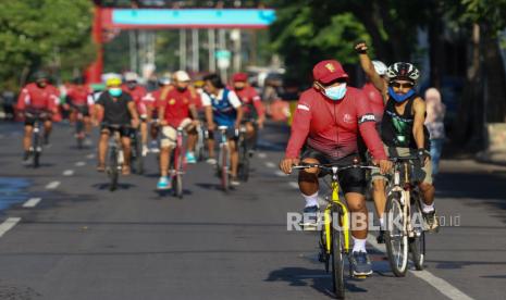 Warga bersepeda saat hari bebas kendaraan bermotor (car free day) di Jalan Kembang Jepun, Surabaya, Jawa Timur, Minggu (7/11/2021). Pemkot Surabaya membuka kembali hari bebas kendaraan bermotor di jalan itu dengan menerapkan protokol kesehatan secara ketat dan penggunaan aplikasi PeduliLindungi bagi pengunjung. Pemerintah Kota Surabaya akan membuka kembali Car Free Day (CFD) di Jalan Kertajaya.