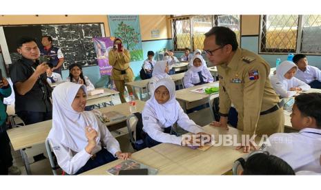 Wali Kota Bogor, Bima Arya Sugiarto, meninjau kegiatan belajar mengajar di SMPN 8 Bogor dan memastikan tidak ada praktik pungutan liar di sekolah.