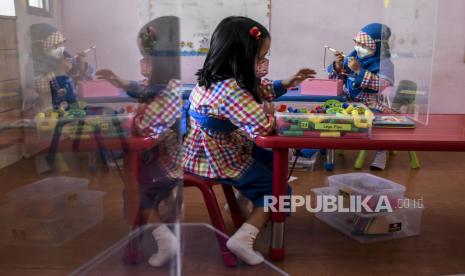 Sejumlah siswa mengikuti kegiatan belajar mengajar saat uji coba pembelajaran tatap muka terbatas (PTMT) di Taman Kanak-Kanak (TK) Assalaam, Jalan Sasak Gantung, Kota Bandung. (ilustrasi)