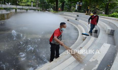 Petugas Dinas Pekerjaan Umum (DPU) membersihkan area Kolam Berkabut di Taman Kandaga Puspa, Jalan Citarum, Kota Bandung, pada kegiatan Beberes Taman Kota, Jumat (24/9). Kegiatan tersebut merupakan rangkaian hari jadi ke-211 Kota Bandung, tanggal 25 September 2021. Pemkot Bandung mengajak warga untuk bersama-sama mejaga taman-taman kota agar keindahannya tetap terjaga dan bertahan lama.