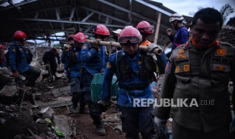 Tim SAR gabungan melakukan evakuasi korban yang diduga seorang anak di Gedung Madrasah Nurul Iman, Desa Mangunkerta, Kecamatan Cugenang, Kabupaten Cianjur, Jawa Barat, Kamis (24/11/2022). Menurut keterangan orang tua Imas (34) anaknya bernama Asika Nur Fauziah (7) telah hilang saat terjadi gempa berkekuatan magnitudo 5,6 pada Senin 21 November lalu. Hingga hari keempat masih belum ditemukan. Proses evakuasi tersebut ditunda hingga hari esok, akibat tumpukan material bangunan madrasah yang sulit bongkar. Republika/Thoudy Badai