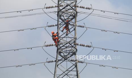 Petugas PLN melakukan perawatan saluran listrik (ilustrasi). Kehadiran listrik PLN di Kawasan Industri Batang dinilai makin meyakinkan investor untuk masuk  ke KIT Batang.