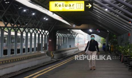 Penumpang kereta api berjalan di Stasiun Gubeng Surabaya, Jawa Timur