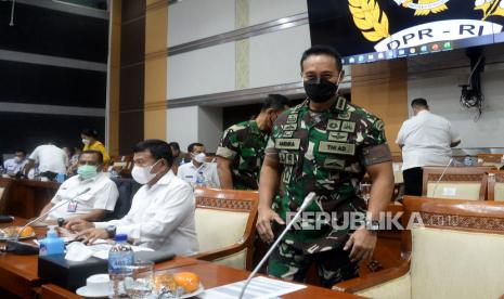 Panglima TNI Jenderal TNI Andika Perkasa bersiap mengikuti rapat kerja bersama Komisi I DPR di kompleks Parlemen, Jakarta, Kamis (24/3/2022). Rapat tersebut membahas permohonan persetujuan penjualan barang milik negara berupa kapal Eks KRI Teluk Sampit-515 pada Kementerian Pertahanan.Prayogi/Republika.