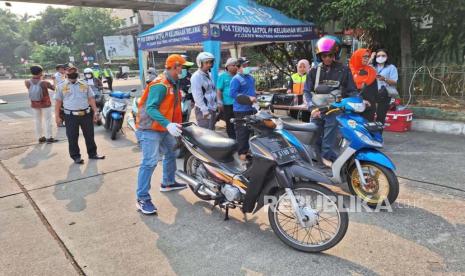 Tilang uji emisi pada kendaraan di Terminal Blok M, Jakarta Selatan pada Jumat (1/9/2023). 