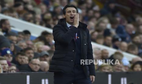 Pelatih Aston Villa Unai Emery berdiri di pinggir lapangan selama pertandingan sepak bola Liga Primer Inggris antara Aston Villa dan Manchester United di Villa Park di Birmingham, Inggris, Ahad, 6 November 2022.