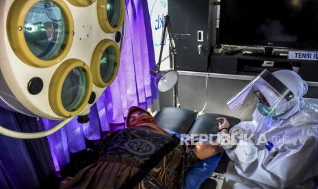 Petugas kesehatan memasang alat kontrasepsi jenis implant kepada warga akseptor di Mobil Pelayanan Keluarga Berencana (KB) di Klinik Pratama Edelweiss, Jalan Turangga, Kota Bandung, Senin (29/6). Dalam rangka memperingati Hari Keluarga Nasional (Harganas) XXVII Tahun 2020, Badan Kependudukan dan Keluarga Berencana Nasional (BKKBN) memberikan pelayanan Keluarga Berencana (KB) serentak sejuta akseptor di seluruh Indonesia secara gratis. Foto: Abdan Syakura/Republika