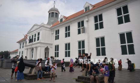 Warga berwisata di Taman Fatahillah, Kota Tua, Jakarta. Ada sejumlah larangan bagi pengunjung di kawasan Kota Tua.