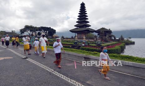 Sejumlah warga berkunjung ke obyek wisata Ulun Danu Beratan, Tabanan, Bali (ilustrasi). Serapan dana program PEN terus digenjot salah satunya melalui penyaluran dana hibab pariwisata melalui Kementerian Pariwisata dan Ekonomi Kreatif.