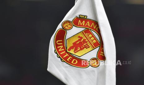  Bendera sudut yang menunjukkan logo Manchester United.