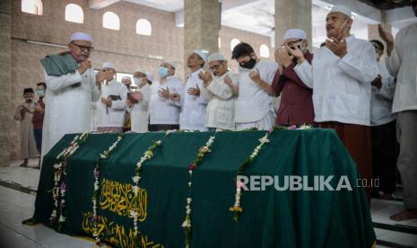 Keluarga bersama kerabat memanjatkan doa untuk jenazah wartawan senior Republika Habib Alwi Saleh Shahab di Masjid Al-Ikhlas, Jalan Puncung, Condet, Jakarta Timur, Kamis (17/9). Wartawan senior Republika sekaligus sejarawan betawi meninggal dunia pada 17 September 2020 pukul 03.00 WIB di kediamannya saat menginjak usia 84 tahun. Republika/Thoudy Badai