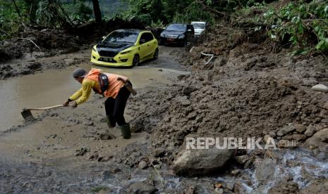 Badan Penanggulangan Bencana Daerah (BPBD) Kabupaten Tasikmalaya melaporkan, satu orang meninggal dunia akibat tertimbun longsor di Desa Malatisuka, Kecamatan Gunung Tanjung, Tasikmalaya, Jawa Barat, Senin (12/10) (Foto: ilustrasi longsor)