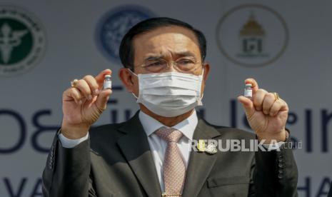  Perdana Menteri Prayuth Chan-ocha memegang sampel vaksin Sinovac dalam upacara untuk menandai kedatangan 200.000 dosis pengiriman vaksin Sinovac di bandara Suvarnabhumi di Bangkok, Thailand, Rabu, 24 Februari 2021. 