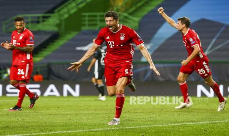 Pemain Bayern Munich Robert Lewandowski melakukan selebrasi setelah mencetak gol ketiga pada pertandingan semifinal Liga Champions  antara Olympique Lyon dan Bayern Munich di Lisbon, Portugal, pada Rabu (19/8).