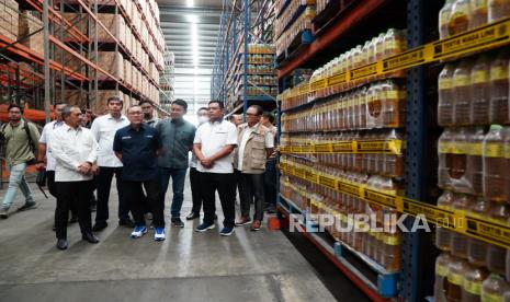 Menteri Perdagangan Zulkifli Hasan saat melakukan sidak Minyakita ke gudang produsen PT Bina Karya Prima di kawasan Marunda, Jakarta Utara, Selasa (7/2/2023).