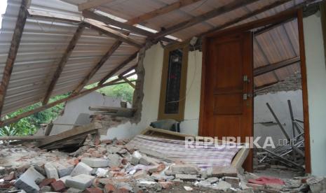 Salah satu rumah yang hancur akibat gempa di Cipameungpeuk, Sumedang Selatan, Kabupaten Sumedang, Jawa Barat, Rabu (3/1/2023). Ratusan warga yang terdampak gempa, saat ini tinggal di tenda darurat yang disiapkan pemerintah. Pasca gempa Magnitudo 4.8 jelang Tahun Baru pekan lalu, gempa susulan masih mengguncang wilayah Kabupaten Sumedang. Terakhir, gempa berkekuatan lebih rendah Magnitudo 2,3 terjadi Rabu dini hari. Saat ini warga, dan semua unsur terkait tetap waspada.