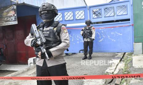 Petugas kepolisian berjaga di depan rumah terduga teroris saat penggeledahan di Serang Baru, Kabupaten Bekasi, Jawa Barat, Senin (29/3/2021). 