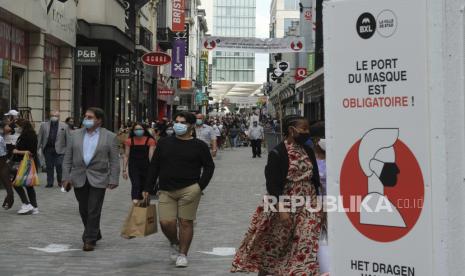 Warga Belgia beraktivitas di tengah pandemi Covid-19. Kasus infeksi ulang ditemukan pada dua warga Eropa.