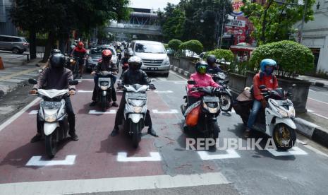 Sepeda motor berhenti di ruang henti khusus (RHK) sebagai upaya penerapan physical distancing bagi pengguna roda dua di Perempatan Jalan Merdeka-Jalan Aceh, Kota Bandung, Kamis (16/7). RHK nantinya akan tersedia di 159 titik traffic light yang tersedia di 22 kabupaten dan kota wilayah Polda Jawa Barat. RHK merupakan upaya preventif dalam meminimalisir adanya kerumunan kendaraan roda dua di ruang henti khusus pada traffic untuk mencegah penularan Covid-19.