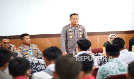 Kapolresta Bandung Kombes Pol Kusworo Wibowo memberikan arahan kepada pelajar yang mengikuti geng motor 