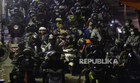 Pemudik kendaraan sepeda motor mengantre untuk memasuki kapal ferry di Pelabuhan Bakauheni (ilustrasi). Hingga H-6 sudah ada 52.121 orang menyeberang dari Pelabuhan Merak menuju Pelabuhan Bakauheni.