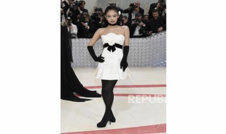 Jennie Kim menghadiri Met Gala 2023. Perempuan bernama lengkap Kim Jennie ini memukau dalam tampilan vintage yang awalnya dirancang oleh Karl Lagerfeld untuk lini musim gugur/dingin Chanel 1990.