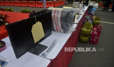 Sejumlah barang bukti diperlihatkan ketika rilis kasus judi online di Markas Polda Metro Jaya, Semanggi, Jakarta Selatan, Jumat (26/8/2022). a