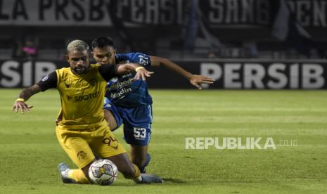 Bek Persib Bandung Rachmat Irianto (kanan). Rachmat Irianto tengah mengalami cedera.