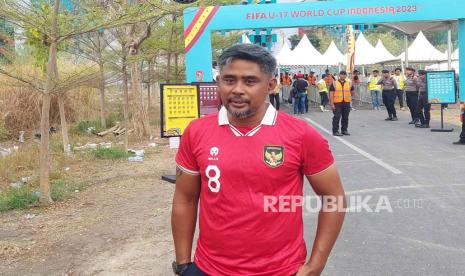 Purwanto Suwondo, ayah dari penyerang Timnas Indonesia U-17, Arkhan Kaka, di Stadion Gelora Bung Tomo (GBT) Surabaya, Jumat (10/11/2023) .