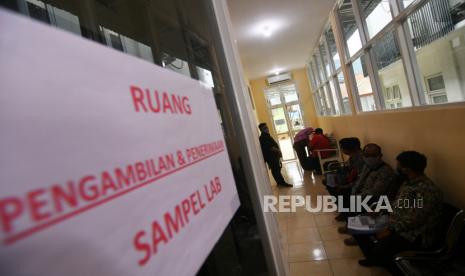 Petugas melayani warga yang akan melakukan rapid test COVID-19 di Laboratorium RSUD Anutapura di Palu, Sulawesi Tengah, Rabu (3/6/2020). Permintaan rapid test COVID-19 secara mandiri pada sejumlah layanan kesehatan di daerah tersebut ramai peminat terutama untuk memenuhi syarat melakukan perjalanan