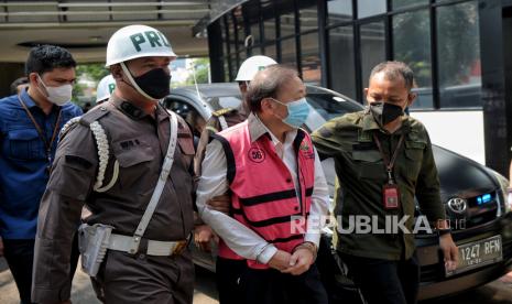 Tersangka kasus dugaan korupsi pemilik PT Duta Palma Group, Surya Darmadi mengenakan rompi tahanan saat tiba di Kejaksaan Agung, Jakarta, Kamis (18/8/2022). Surya Darmadi kembali diperiksa oleh penyidik Jaksa Agung Muda Bidang Tindak Pidana Khusus (Jampidsus) terkait kasus dugaan tindak pidana korupsi penguasaan lahan sawit seluas 37.095 hektar di wilayah Indragiri Hulu, Riau dengan nilai kerugian negara diperkirakan mencapai Rp78 triliun. Republika/Thoudy Badai