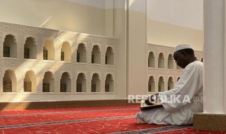 Suasana Masjid Qiblatain di Madinah, Rabu (5/6/2024). Masjid Qiblatain adalah salah satu masjid bersejarah di Madinah. Di masjid ini saat Rasulullah memimpin Sholat Dzhuhur, di rakaat kedua wahyu turun yang memerintahkan Rasulullah mengubah arah kiblat dari Masjidil Aqsha di Palestina menuju Ka