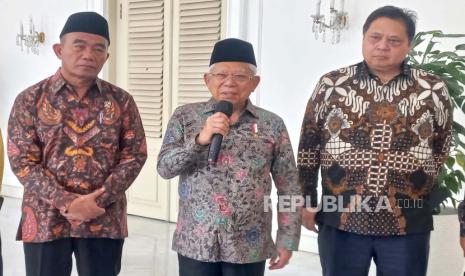 Wakil Presiden KH Maruf Amin didampingi Menteri Koordinator Bidang Perekonomian Airlangga Hartarto dan Menteri Koordinator Bidang Pembangunan Manusia dan Kebudayaan Muhadjir Effendy di Istana Wakil Presiden, Jakarta, Kamis (9/11/2023). 