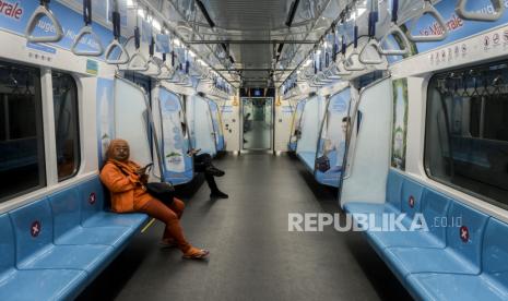 Sejumlah penumpang saat menaiki MRT di Jakarta, Jumat (20/3). PT MRT Jakarta menerapkan social distancing atau saling menjaga jarak di lingkungan MRT untuk mencegah penyebaran virus Corona atau Covid-19. (Putra M. Akbar/Republika)