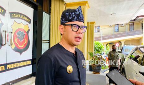 Wali Kota Bogor Bima Arya Sugiarto di Mako Polresta Bogor Kota. Meski terjadi kemacetan di beberapa titik, Pemerintah Kota (Pemkot) Bogor tidak mengubah skema rekayasa lalu lintas, seiring dengan penutupan Jembatan Otista sejak Senin (1/5/2023) malam. Di samping itu, jalur sistem satu arah (SSA) juga tidak bisa dibatalkan atau dibuat dua arah.