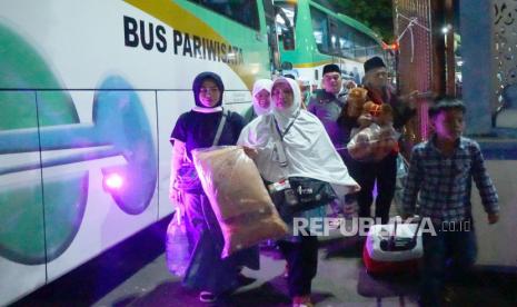 Suasana kepulangan jamaah haji di Pendopo Garut, Ahad (9/7/2023) malam. 