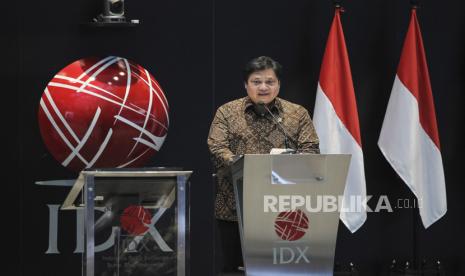 Menteri Koordinator Bidang Perekonomian Airlangga Hartarto menyampaikan kata sambutan pada Penutupan Perdagangan Bursa Efek Indonesia (BEI) Tahun 2021 di Jakarta, Kamis (30/12/2021). Aktivitas pasar modal sepanjang tahun 2021 bertumbuh secara positif, tercermin dari kinerja Indeks Harga Saham Gabungan (IHSG) yang telah mencapai level 6.600,68 pada 29 Desember 2021 atau meningkat 10,4 persen dari posisi Desember 2020. 