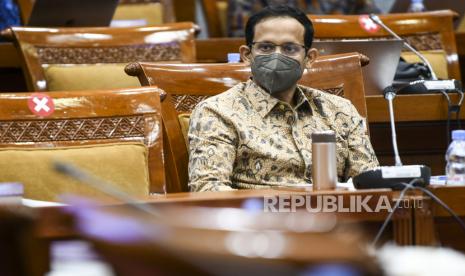 Menteri Pendidikan, Kebudayaan, Riset dan Teknologi (Mendikbud-Ristek) Nadiem Makarim mengikuti rapat kerja dengan Komisi X DPR di Kompleks Parlemen, Senayan, Jakarta, Senin (23/8/2021). Rapat kerja tersebut membahas realokasi dan refokus APBN 2021 serta membahas isu-isu terkini seperti salah satunya tentang pembelajaran tatap muka. 