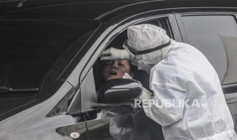 Warga menjalani swab test di kawasan Cilandak, Jakarta, Sabtu (3/10). Pemerintah melalui Kementerian Kesehatan menetapkan batas harga tertinggi swab test mandiri dengan metode real-time polymerase chain reaction (RT PCR) yaitu sebesar Rp 900.000. Republika/Putra M. Akbar