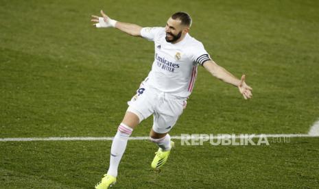 Striker Real Madrid Karim Benzema melakukan selebrasi setelah mencetak skor 0-2 dalam pertandingan sepak bola La Liga Spanyol antara Deportivo Alaves dan Real Madrid di stadion Mendizorroza di Vitoria, Basque Country, Spanyol, 23 Januari 2021.